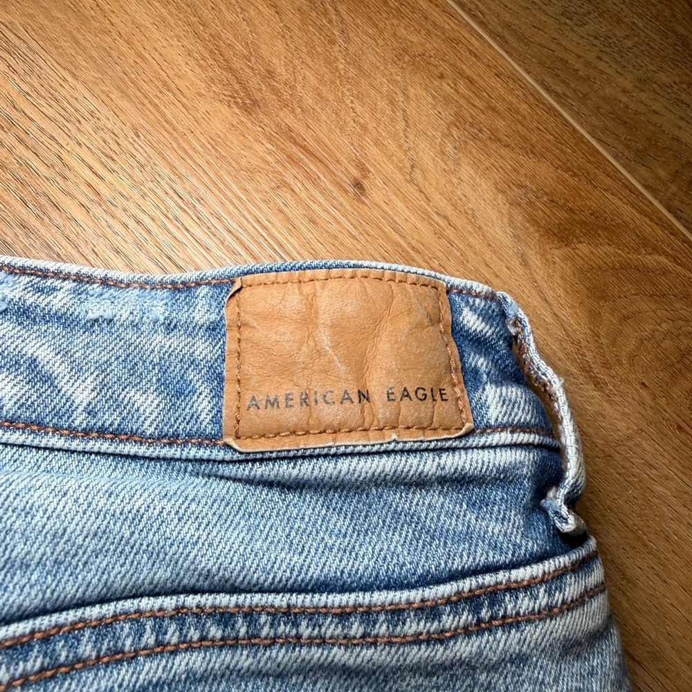 American Eagle High Rise Mom Jeans Womens‎ 4 Light Wash Distressed Tapered Denim - Picture 10 of 10
